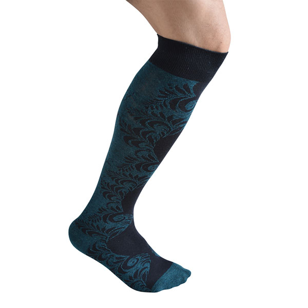 What materials are commonly used for casual knee-high socks? What are the advantages of each material?